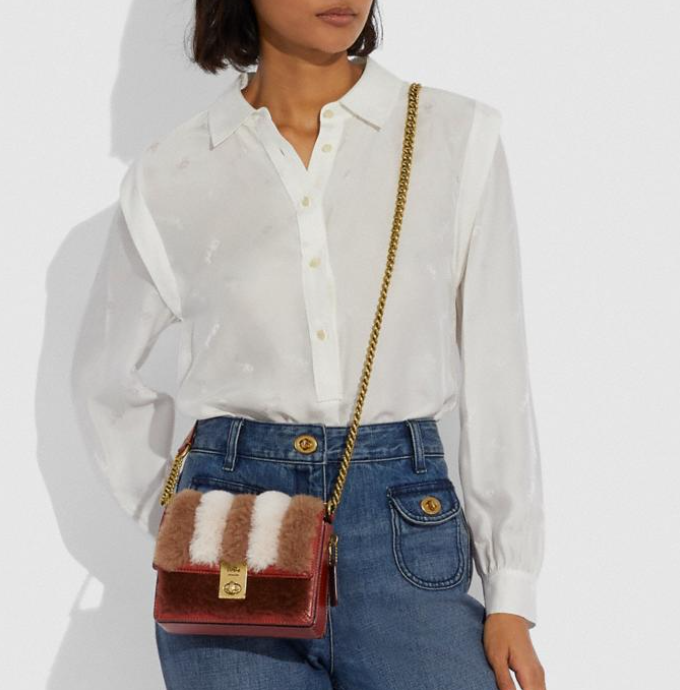 £180 (原价 £450) + 免邮Coach英国官网 Coach Hutton 18 毛绒链条单间包额外8折热卖 