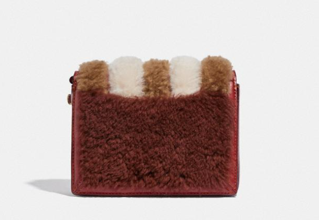 £180 (原价 £450) + 免邮Coach英国官网 Coach Hutton 18 毛绒链条单间包额外8折热卖 