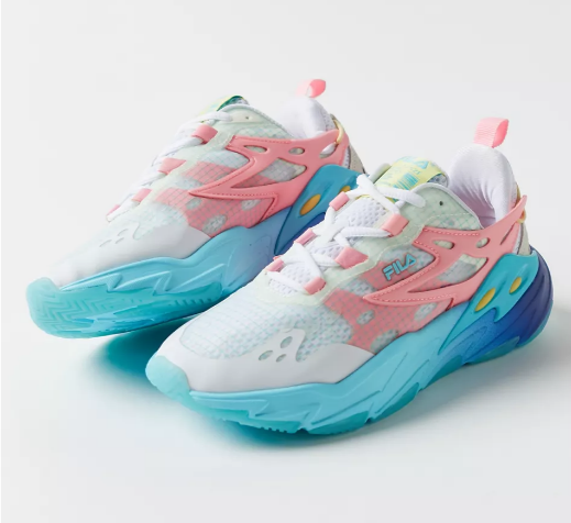 这款来自 FILA 的华丽混合材料运动鞋采用醒目多彩设计