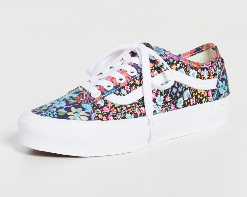 这款Vans X Liberty Art Fabrics Old Skool联名款花卉板鞋采用来自 Liberty 丰富面料的花卉印花精制而成