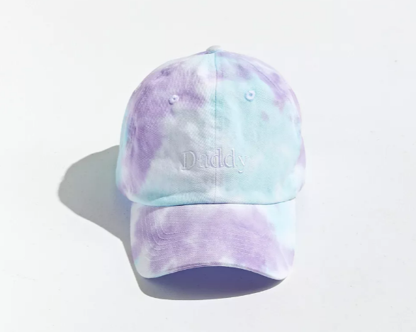 Daddy扎染风刺绣Logo棒球帽采用六片式结构的正面饰有刺绣文字图案