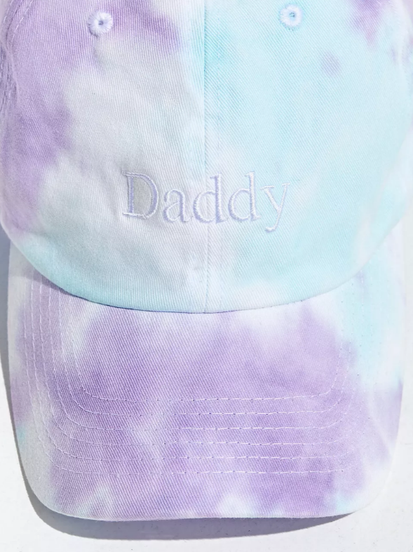 Daddy扎染风刺绣Logo棒球帽采用六片式结构的正面饰有刺绣文字图案