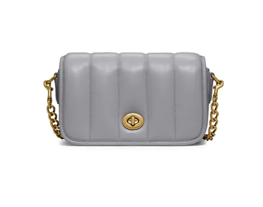 COACH在今年6月推出的Dinky 18小羊皮斜挎包真的是绝绝子