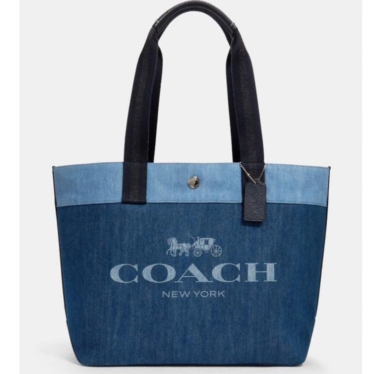 这款蔻驰托特包采用耐用的牛仔布制成