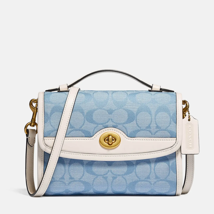 喜欢蔻驰包包的女孩们一定对品牌经典图腾Coach Signature不陌生