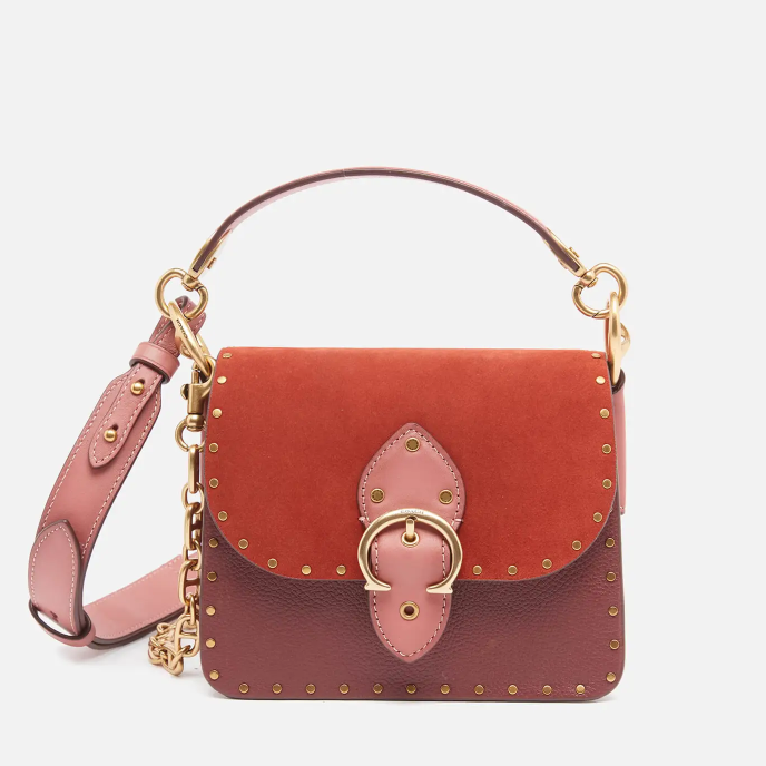 Coach推出采用拼色设计的“Beat”单肩包：这款包的周边点缀着金属铆钉