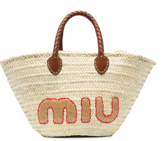 这款包包采用拉菲草编织而成