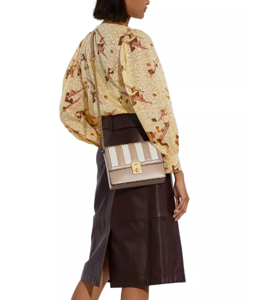 $297 (原价 $495) + 免邮Macy s官网 COACH Hutton 奶茶条纹小方包6折热卖 