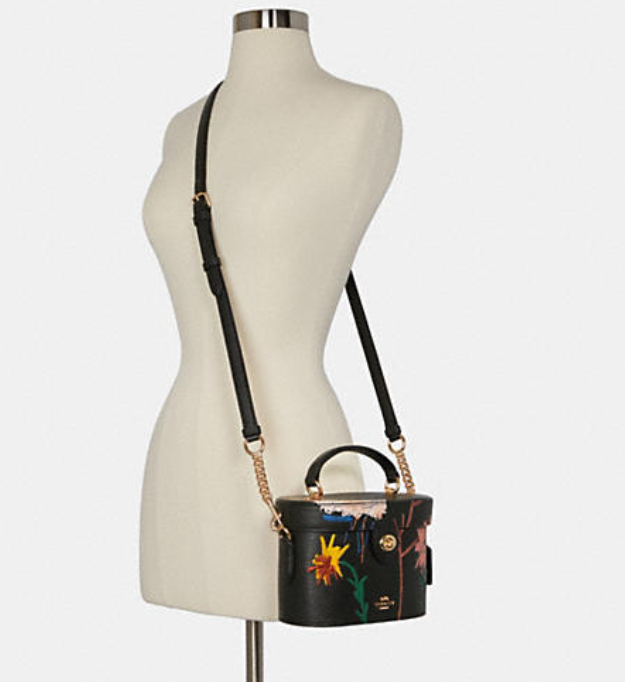 $181.90 (原价 $428) + 免邮Coach Outlet官网 Coach X Jean Michel Basquiat Kay 盒子包额外85折热卖 两色可选