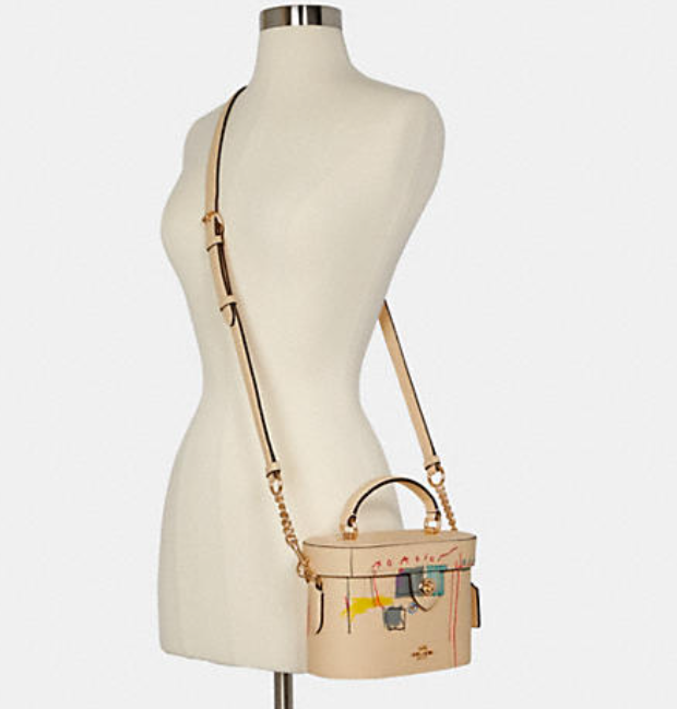 $181.90 (原价 $428) + 免邮Coach Outlet官网 Coach X Jean Michel Basquiat Kay 盒子包额外85折热卖 两色可选