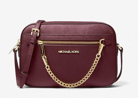 Jet Set 斜挎包采用 Saffiano 皮革制成