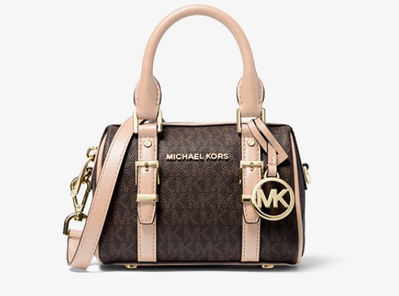 MK这款 Bedford Legacy枕头包是达夫(duffel)风格的剪影设计