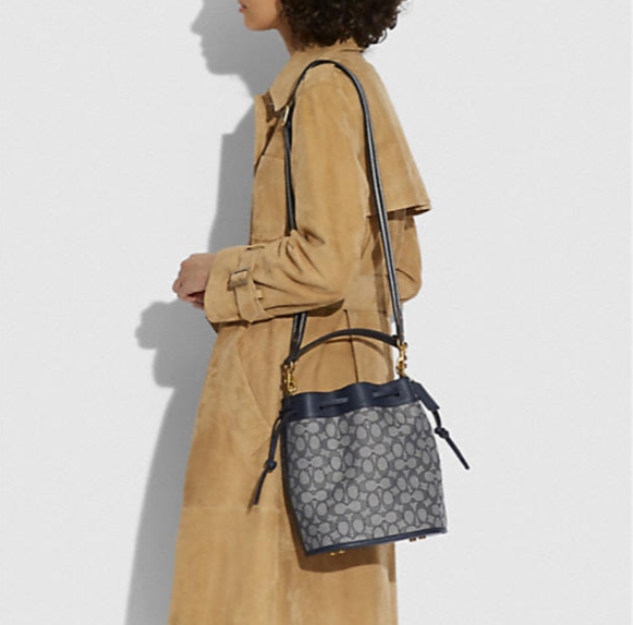 $210 (原价 $350) + 免邮Coach Field 老花水桶包6折热卖 两色可选