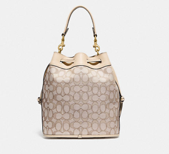 这款水桶包以COACH经典的Signature提花面料与柔裂皮革相互拼接