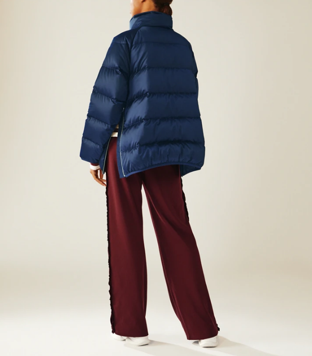 这款Tory Burch丝质羽绒服采用宽敞的超大版型——带有可调节轮廓的拉链开口侧缝——采用最优质的鸭绒制成