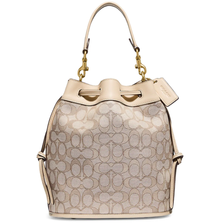 这款水桶包以COACH经典的Signature提花面料与柔裂皮革相互拼接 这款水桶包以COACH经典的Signature提花面料与柔裂皮革相互拼接