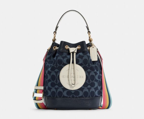 水桶包顾名思义就是外形酷似水桶的包包