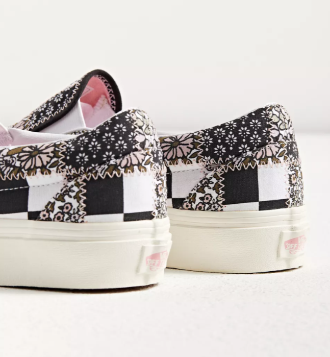 $24.99 (原价 $60) Urban Outfitters官网 Vans Classic 中性一脚蹬板鞋42折热卖 