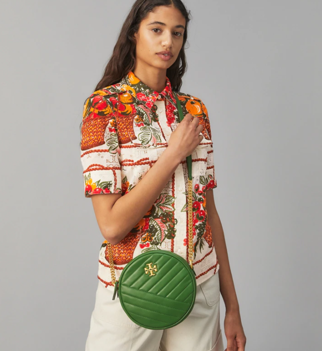 $299 (原价 $428) + 免邮Tory Burch Kira Chevron 绿色小圆饼单肩斜挎包7折热卖 