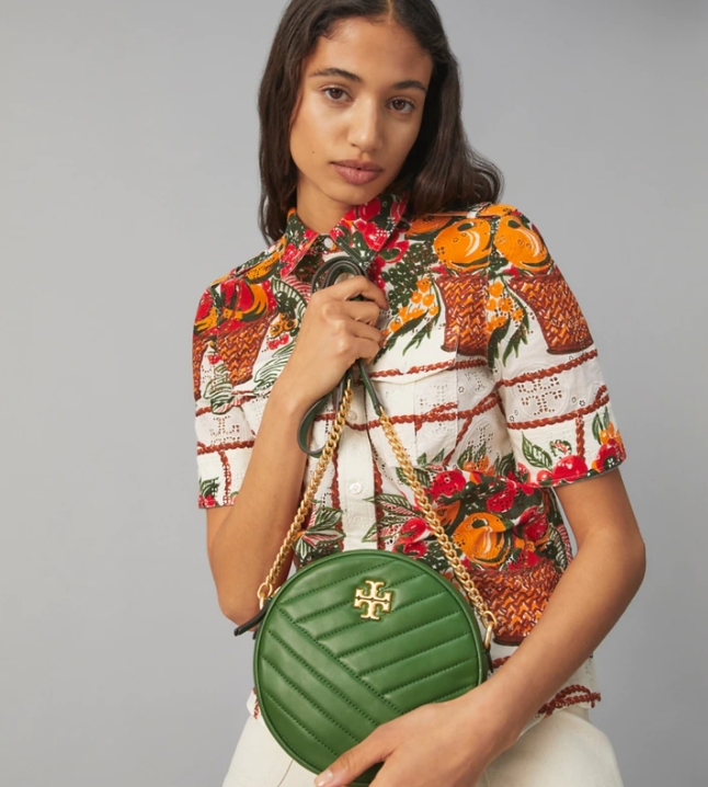 $299 (原价 $428) + 免邮Tory Burch Kira Chevron 绿色小圆饼单肩斜挎包7折热卖 
