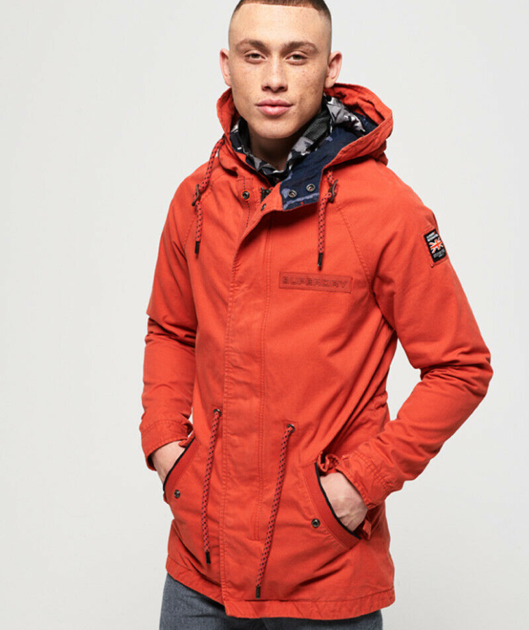 这款经典的派克大衣夹克采用抽绳可调节风帽、拉链和拉绳开合袖口