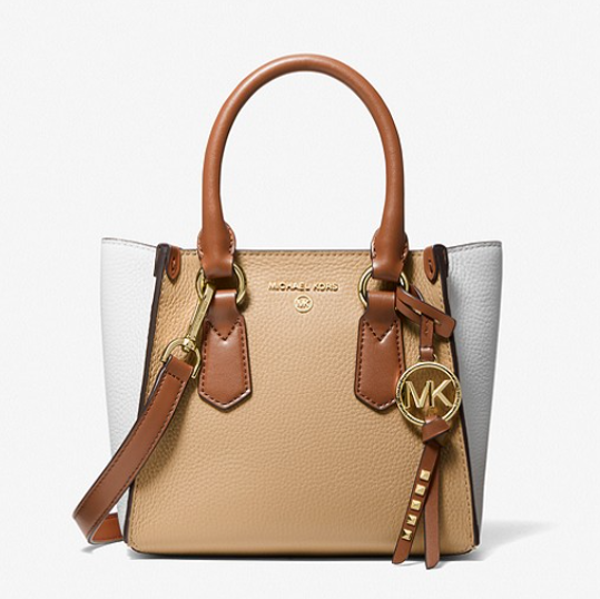 这款MK包包硬挺有型且表面有细密的交叉纹理