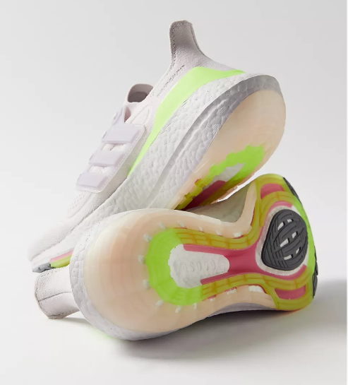 这款adidas Ultraboost 21 运动鞋