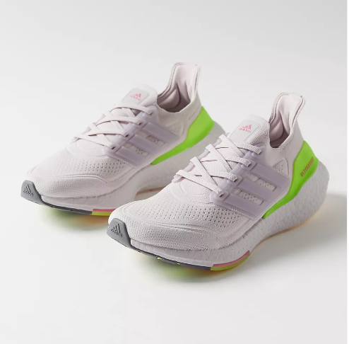 这款adidas Ultraboost 21 运动鞋