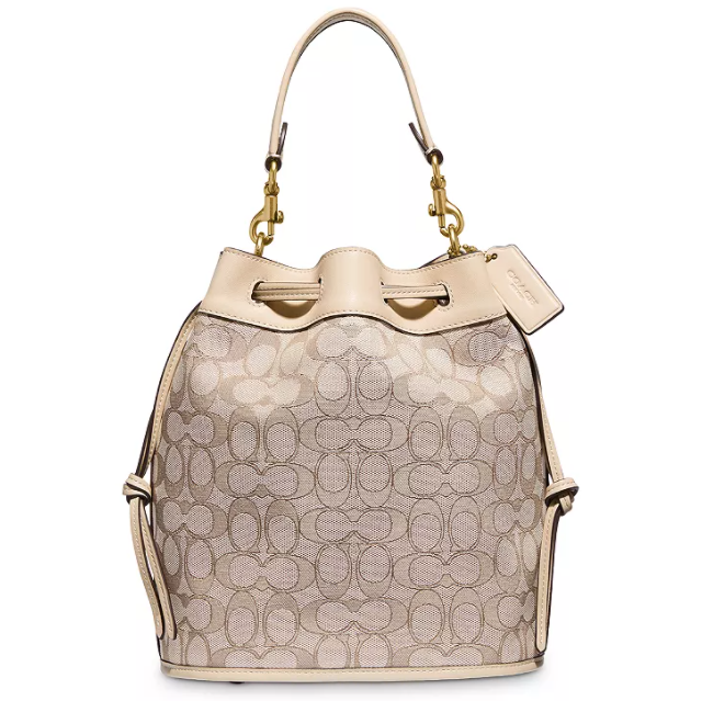 这款水桶包以COACH经典的Signature提花面料与柔裂皮革相互拼接 这款水桶包以COACH经典的Signature提花面料与柔裂皮革相互拼接