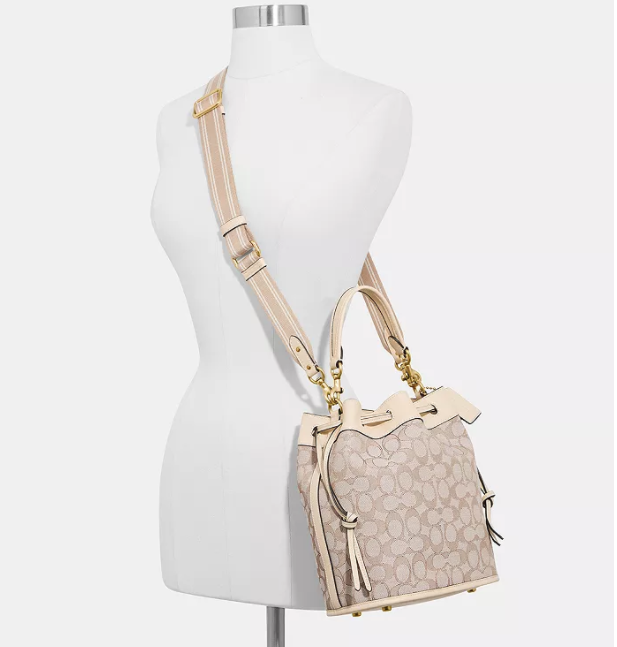 Bloomingdale s官网 COACH Field Small Signature Jacquard 老花水桶包额外7折热卖 $171.50 (原价 $350) + 免邮Bloomingdale s官网 COACH Field Small Signature Jacquard 老花水桶包额外7折热卖