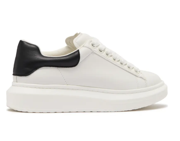 舒适的厚底提升了这款运动鞋的轮廓