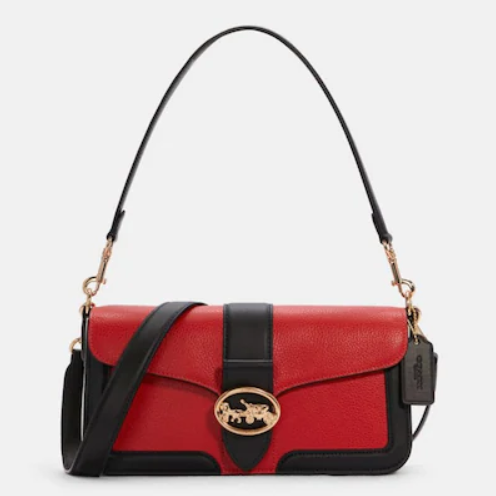 这款包袋不失经典而又时尚的效果对于衣服的搭色实在是不要太友好了