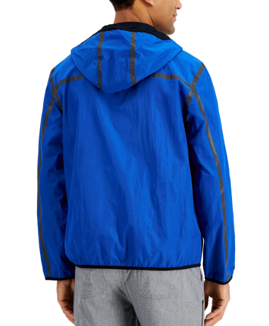 这款 Alfani 科技夹克采用反光带和防水面料