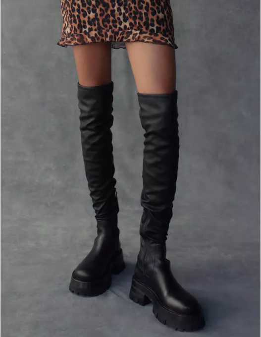 UO这款及膝长靴采用柔软的人造皮革