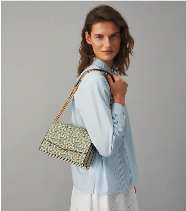 这款链条单肩包采用最优质的防刮皮革制成