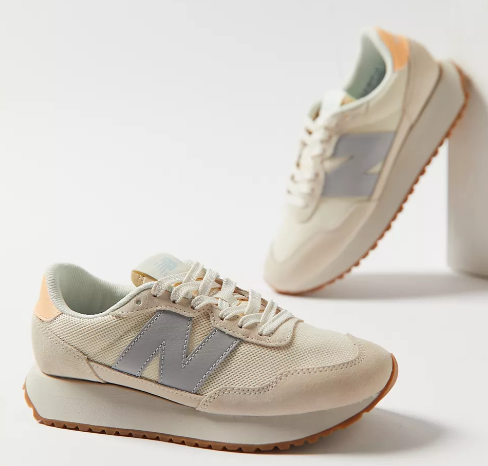 这款New Balance 237 休闲运动鞋将复古与现代风格融为一体