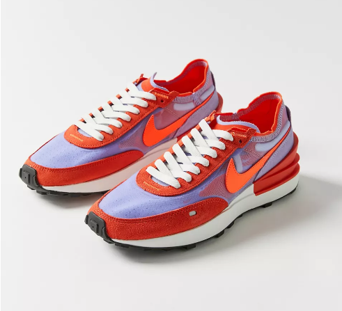 这款Nike Waffle One 女士经典款运动鞋平衡了对传统 Nike 跑步的热爱与全新创新