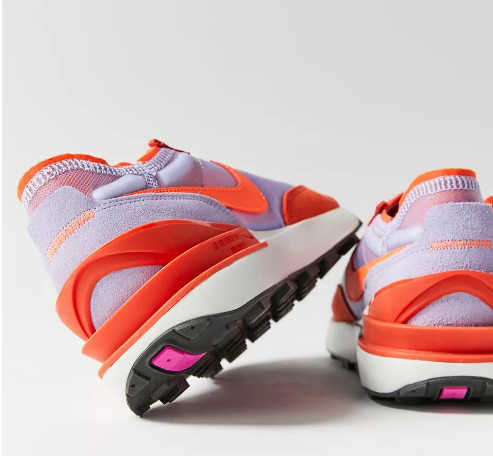 这款Nike Waffle One 女士经典款运动鞋平衡了对传统 Nike 跑步的热爱与全新创新