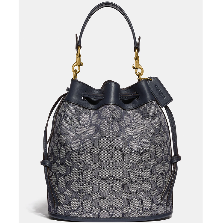 这款水桶包以COACH经典的Signature提花面料与柔裂皮革相互拼接