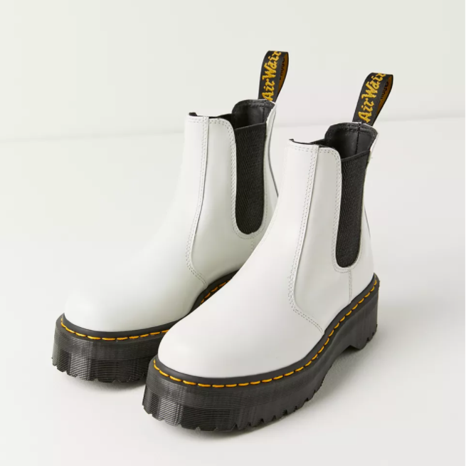 $135 (原价 $180) + 免邮Urban Outfitters Rewards会员独享 Dr. Martens 2976 Quad 切尔西靴75折热卖 两色可选