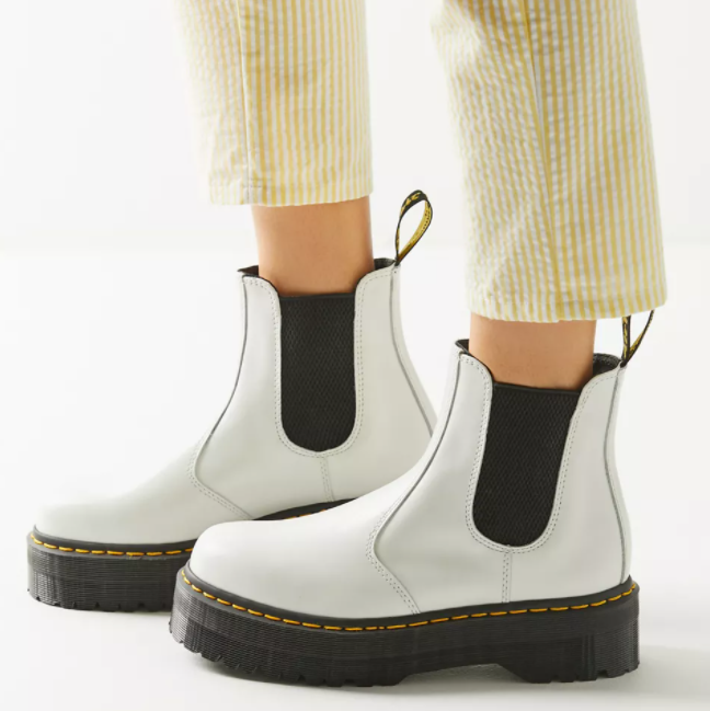 $135 (原价 $180) + 免邮Urban Outfitters Rewards会员独享 Dr. Martens 2976 Quad 切尔西靴75折热卖 两色可选