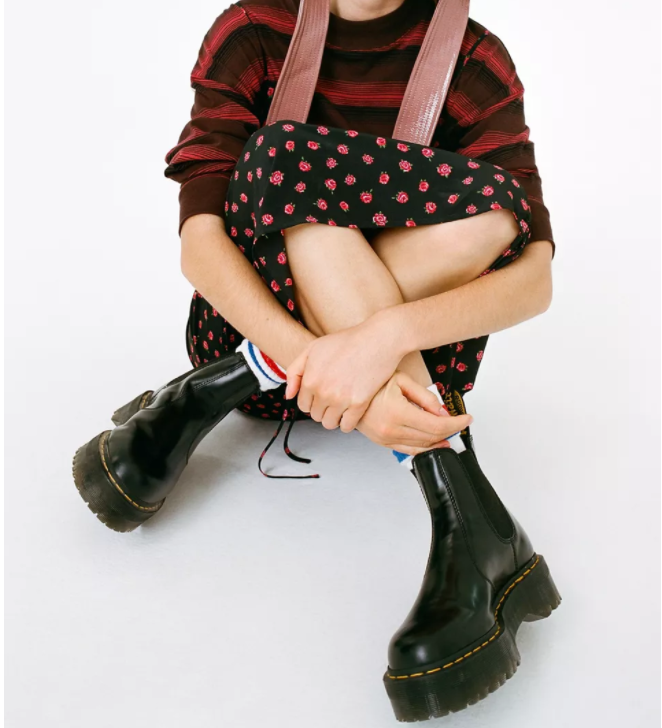 $135 (原价 $180) + 免邮Urban Outfitters Rewards会员独享 Dr. Martens 2976 Quad 切尔西靴75折热卖 两色可选