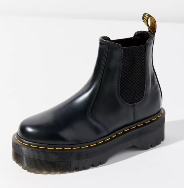 $135 (原价 $180) + 免邮Urban Outfitters Rewards会员独享 Dr. Martens 2976 Quad 切尔西靴75折热卖 两色可选