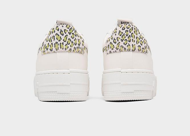 这款Nike Air Force 1 Pixel Se豹纹款板鞋的豹纹图案的Swoosh和鞋尾相当亮眼