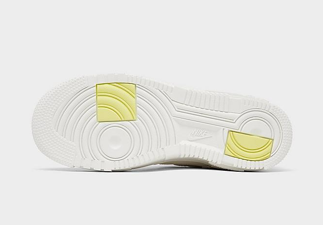 这款Nike Air Force 1 Pixel Se豹纹款板鞋的豹纹图案的Swoosh和鞋尾相当亮眼