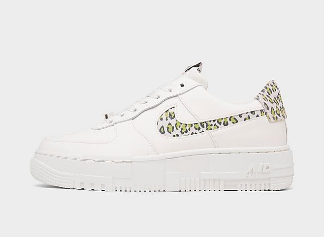 这款Nike Air Force 1 Pixel Se豹纹款板鞋的豹纹图案的Swoosh和鞋尾相当亮眼