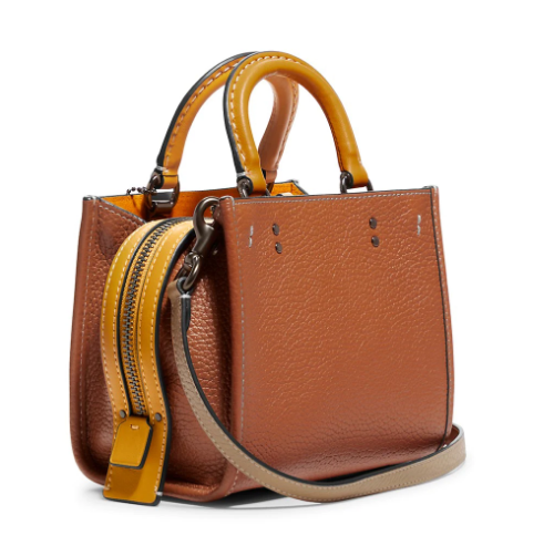 这款Coach Original Rogue 17手提斜挎包由优质真皮制成 这款Coach Original Rogue 17手提斜挎包由优质真皮制成