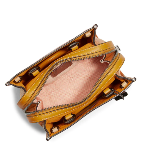 这款Coach Original Rogue 17手提斜挎包由优质真皮制成 这款Coach Original Rogue 17手提斜挎包由优质真皮制成