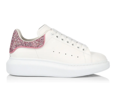 亚历山大·麦昆（Alexander McQueen）品牌以超凡脱俗的创意与任性不羁的表达而标新立异