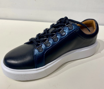 Asaka 海军蓝皮革运动鞋采用 Strobel 结构制成